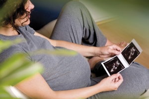 jeune fille enceinte regardant ses échographies