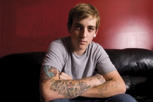 jeune homme avec des tatouages