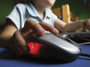 Jeune qui utilise une souris d'ordinateur